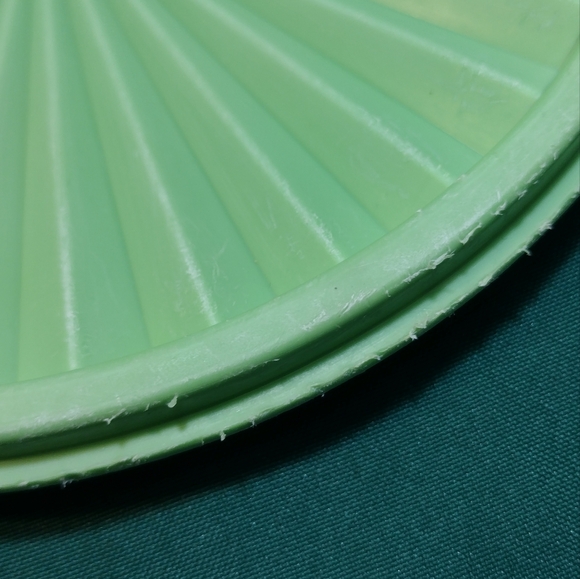 Lime Green Vintage Tupperware container ( MOLD NUMBER 1339-5 ) - Picture 6 of 7